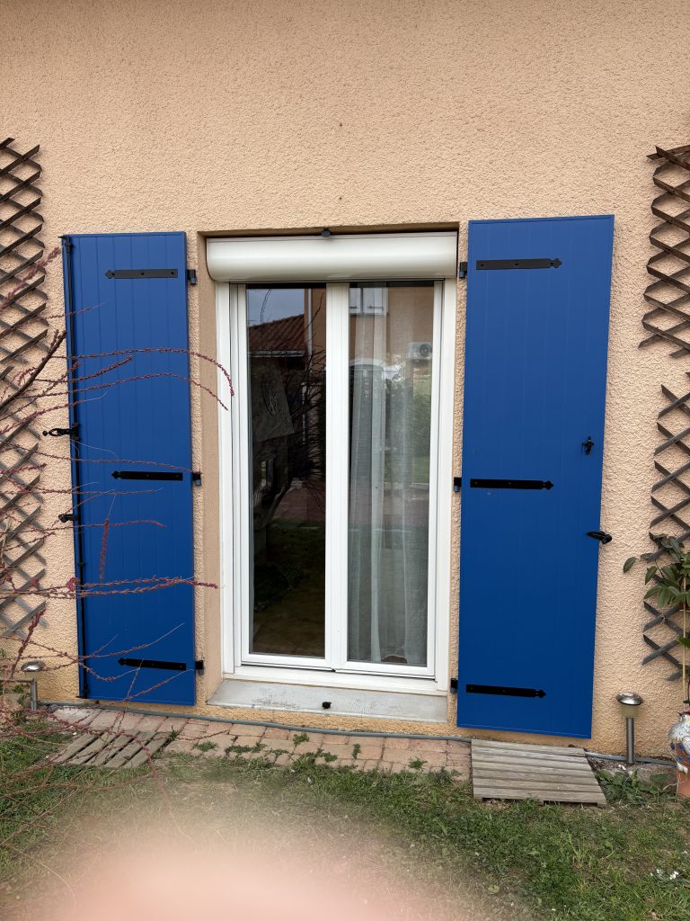 Installation de volets battants bleus à Mions