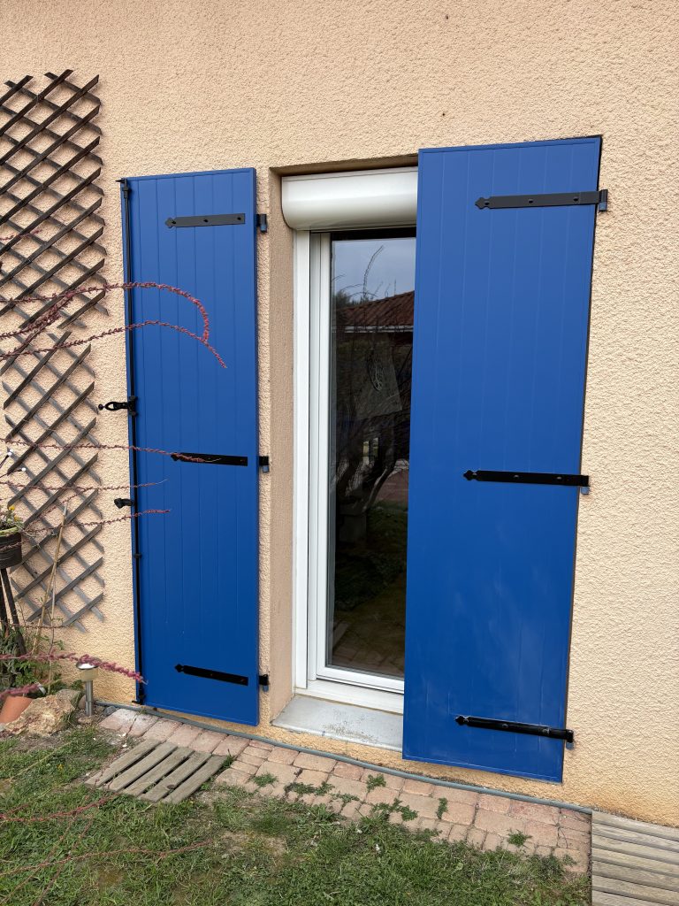 Volet battant bleu installé par ID’Réno à Mions