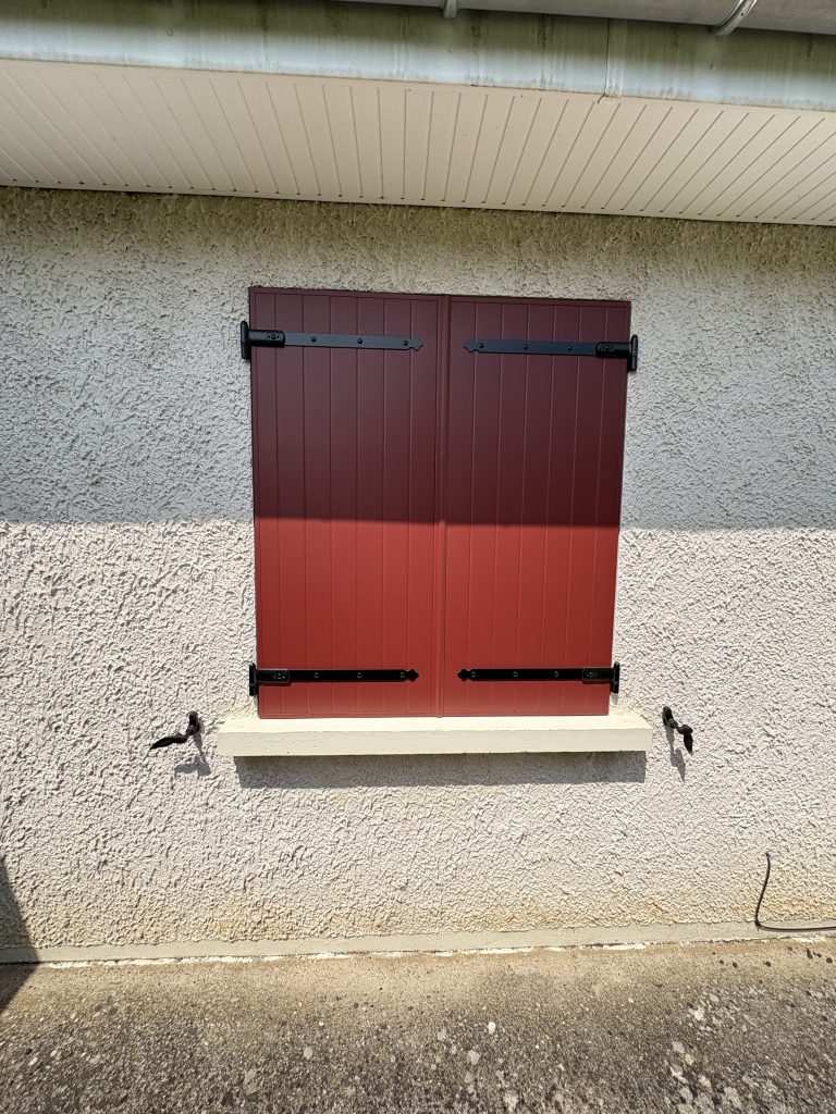 Volets battants rouge bordeaux installés à Béligneux