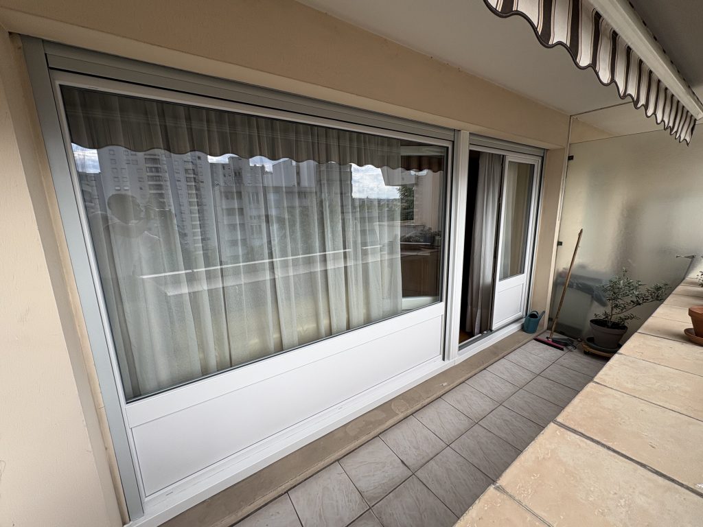 Baie vitrée installée sur un balcon à Villeurbanne