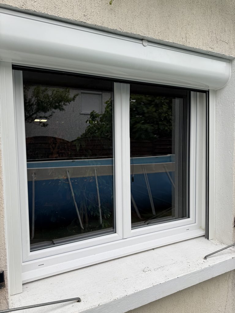 Installation d’un volet roulant blanc à Meyzieu