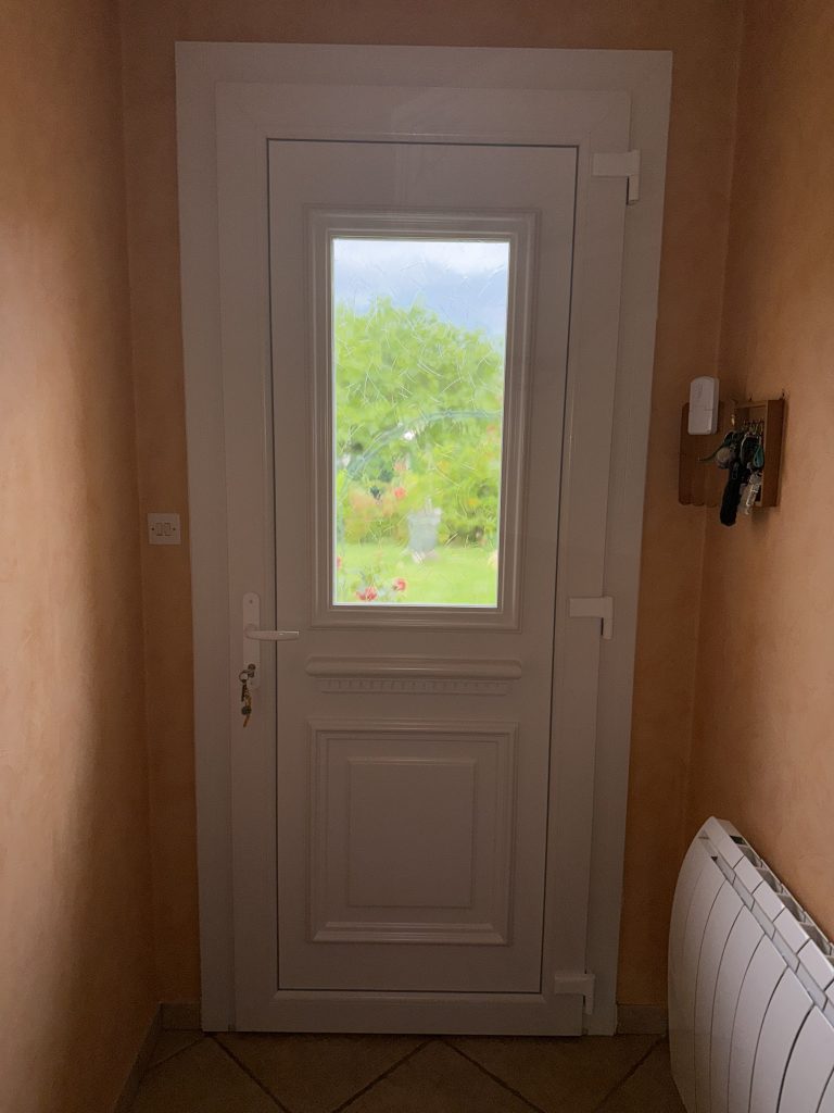 Vue intérieure d’une porte d’entrée PVC vitrée à Saint-André-de-Corcy