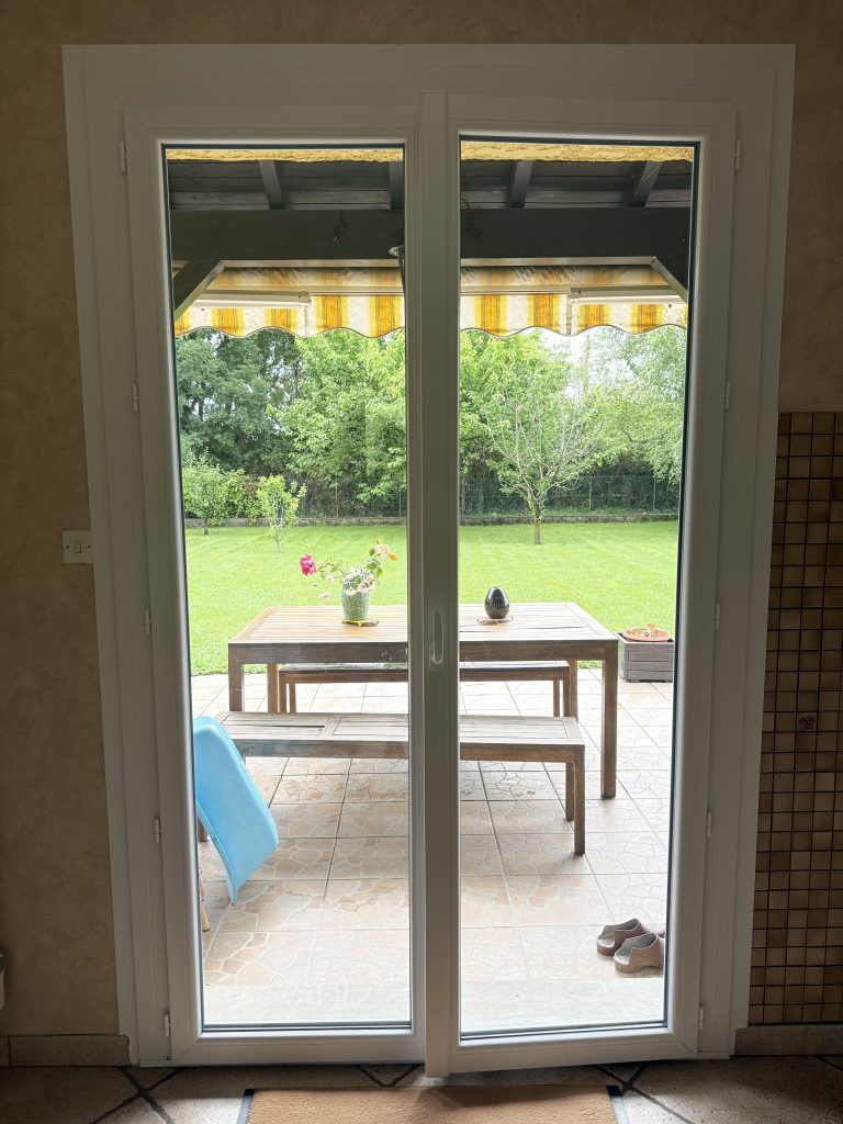 Porte-fenêtre PVC donnant sur terrasse à Saint-André-de-Corcy