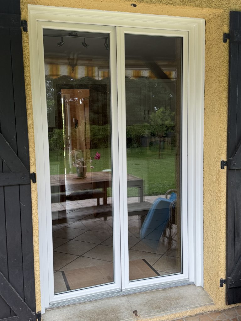 Menuiserie PVC blanche vue extérieure à Saint-André-de-Corcy