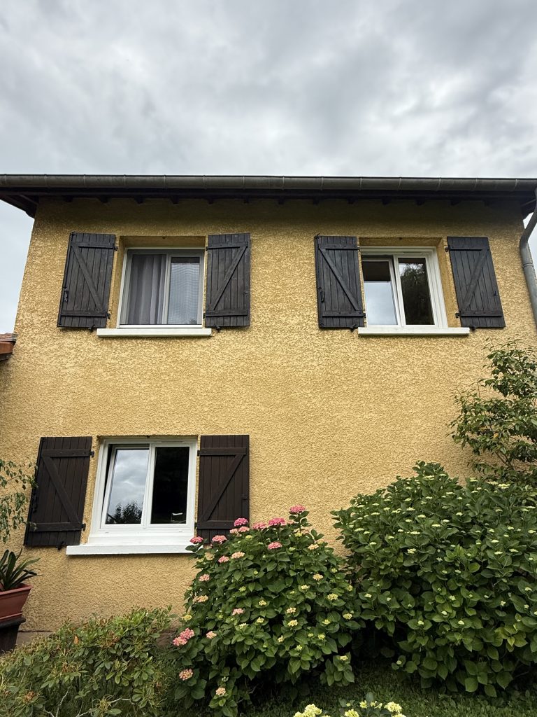 Fenêtres PVC blanches avec volets battants à Saint-André-de-Corcy