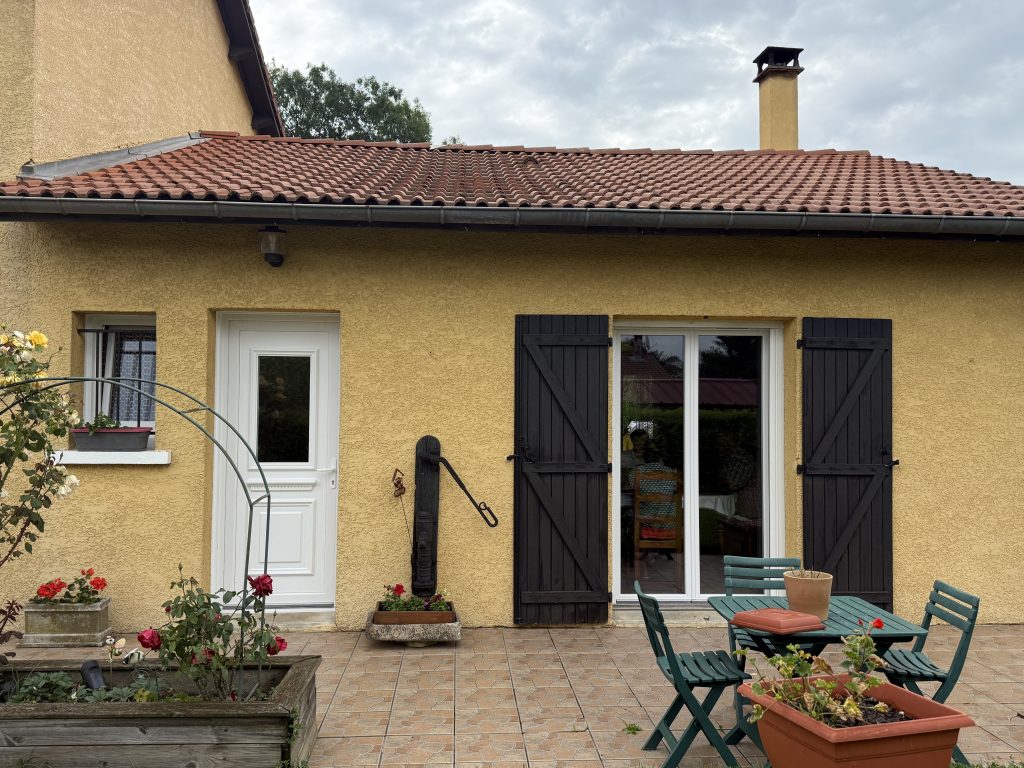 Maison équipée de nouvelles fenêtres PVC à Saint-André-de-Corcy