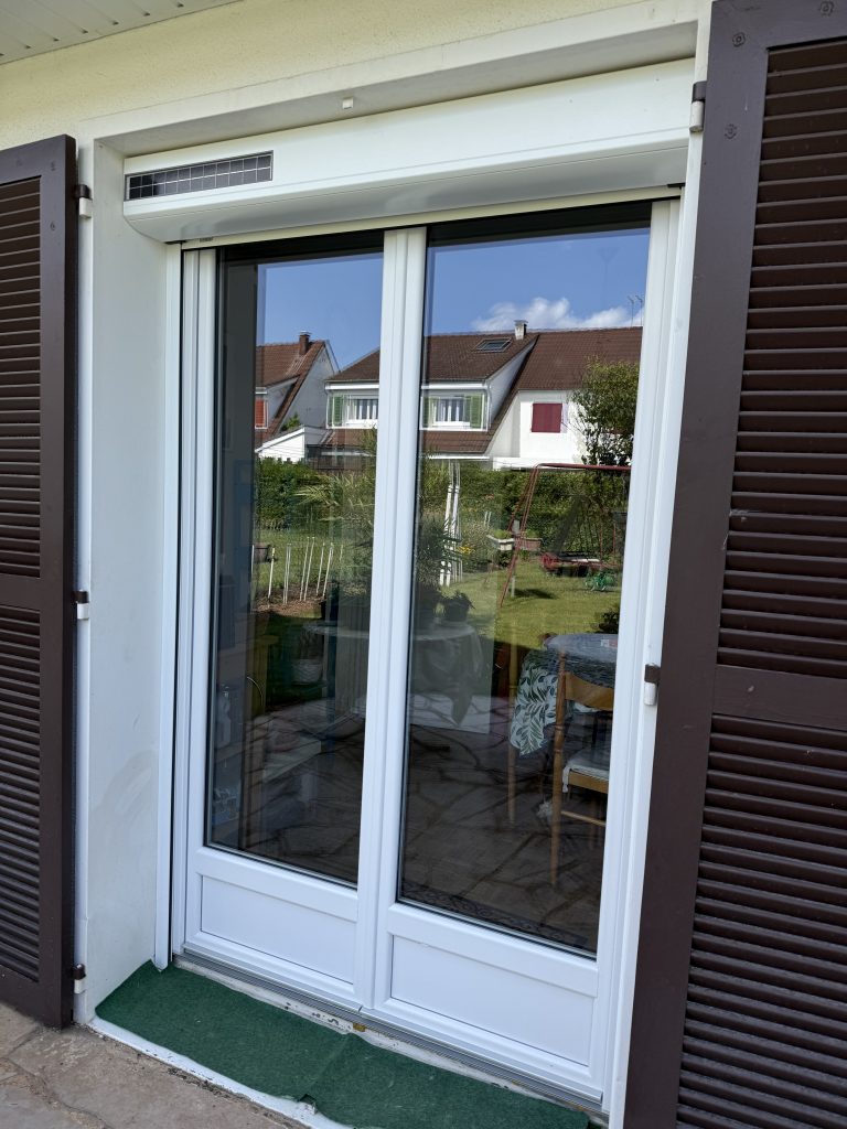 Volets roulants solaires installés sur une maison à Meyzieu